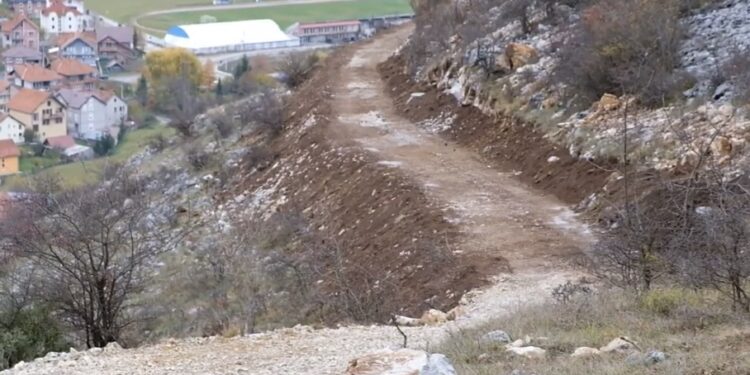 (VIDEO) Predstavnici Ministarstva privrede obišli radove na budućem turističkom kompleksu Gradac