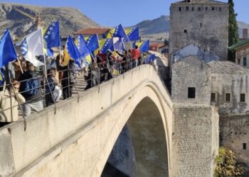Uz sirene za uzbunu i skok bez aplauza obilježena godišnjica rušenja Starog mosta