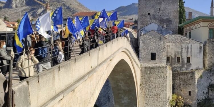 Uz sirene za uzbunu i skok bez aplauza obilježena godišnjica rušenja Starog mosta