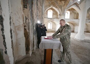 Azerbejdžan: Oslobođena džamija u kojoj su Jermeni gajili stoku!