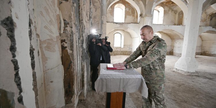 Azerbejdžan: Oslobođena džamija u kojoj su Jermeni gajili stoku!