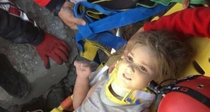 POTRESNE FOTOGRAFIJE IZ IZMIRA: ZABILJEŽENI MOMENTI SPAŠAVANJA DJEVOJČICE