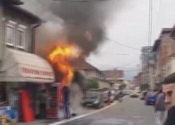 (VIDEO) Požar u Ulici Oslobođenja u Novom Pazaru
