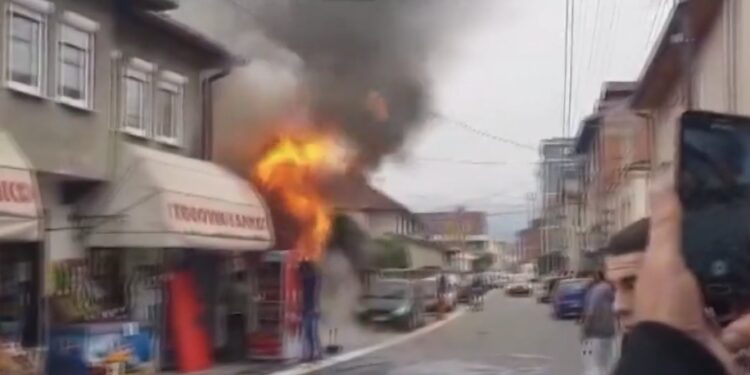 (VIDEO) Požar u Ulici Oslobođenja u Novom Pazaru