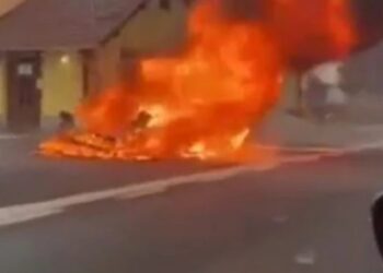 (VIDEO) PORODICA SE VRAĆALA SA ODMORA, BMW POČEO DA GORI TOKOM VOŽNJE, MINUT KASNIJE BIO JE UGLJENISAN