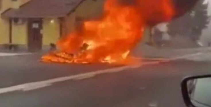 (VIDEO) PORODICA SE VRAĆALA SA ODMORA, BMW POČEO DA GORI TOKOM VOŽNJE, MINUT KASNIJE BIO JE UGLJENISAN