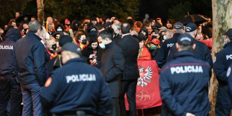 Protesti u Podgorici: biće krvi ako nova vlast nezakonito obezbijedi kvorum