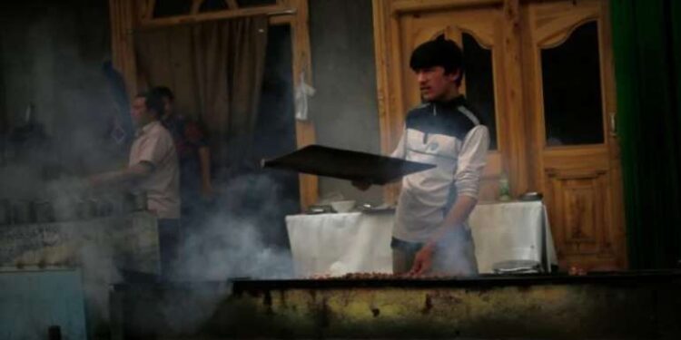 Kineske vlasti prisiljavaju Ujgure da jedu svinjetinu