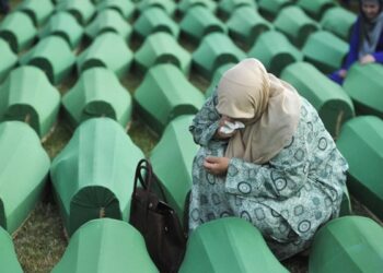 (VIDEO) Mještani tuzlanskog naselja Stupine ogorčeni prizorom: Mladić sa prozora zgrade uzvikuje “Nož, žica, Srebrenica”