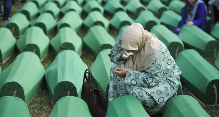 (VIDEO) Mještani tuzlanskog naselja Stupine ogorčeni prizorom: Mladić sa prozora zgrade uzvikuje “Nož, žica, Srebrenica”