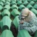 (VIDEO) Mještani tuzlanskog naselja Stupine ogorčeni prizorom: Mladić sa prozora zgrade uzvikuje “Nož, žica, Srebrenica”