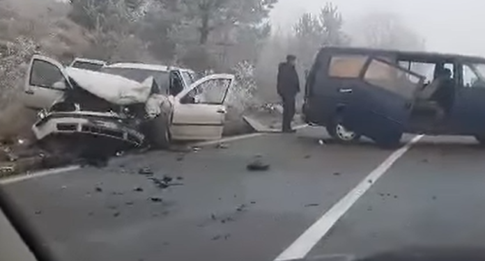 Stravičan udes kod Sjenice: Sudarili se kombi i auto