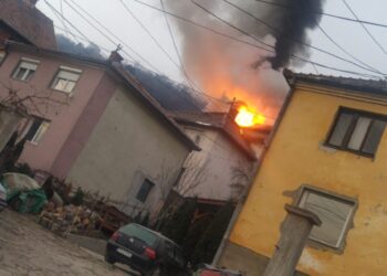 POŽAR U PRIBOJU: VATRA IZBILA U KUĆI U KOJOJ ŽIVI PET PORODICA