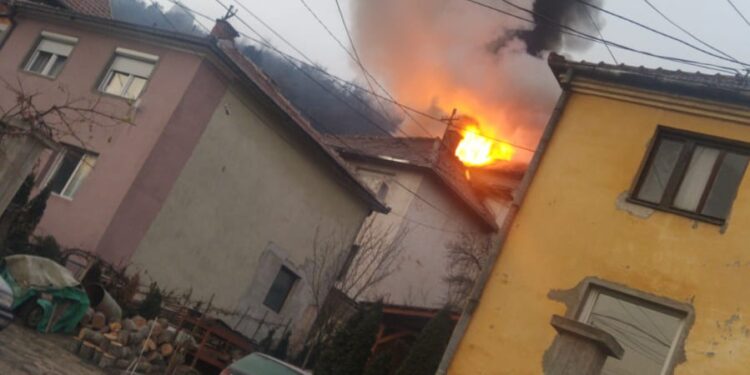 POŽAR U PRIBOJU: VATRA IZBILA U KUĆI U KOJOJ ŽIVI PET PORODICA