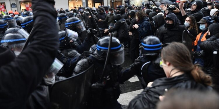 Protesti u Parizu protiv Zakona o sigurnosti i rastuće islamofobije