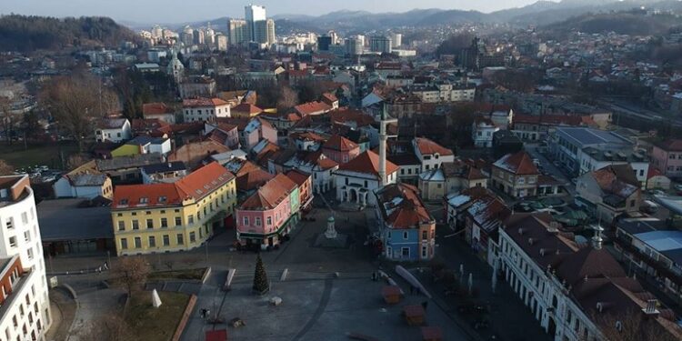 Od posljedica korone preminuo dvadesetogodišnjak iz Tuzle