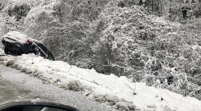 Sletjelo auto sa puta kod Nove Varoši