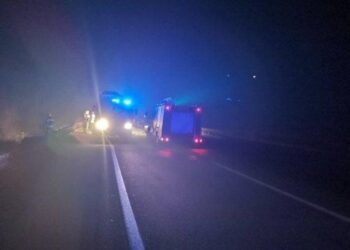 (FOTO) Dvije osobe poginule u teškoj saobraćajnoj nesreći, vatrogasci sijeku vozila da dođu do tijela