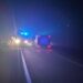 (FOTO) Dvije osobe poginule u teškoj saobraćajnoj nesreći, vatrogasci sijeku vozila da dođu do tijela