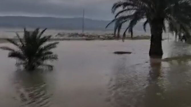 HAOTIČNO NA JADRANU: OLUJA HARA, VJETAR ČUPA STABLA, DIJELOVI GRADOVA POD VODOM