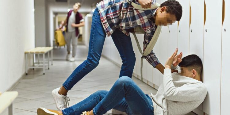 Uznemirujući video: Kako tuku učenika u razredu, dok većina drugih samo posmatraju (VIDEO)
