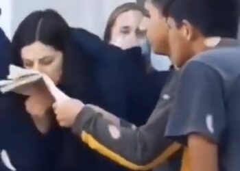 (VIDEO) Policija u Srbiji uhapsila migrante koji su NATJERALI DJEVOJKU da ljubi serdžadu na koju je nagazila