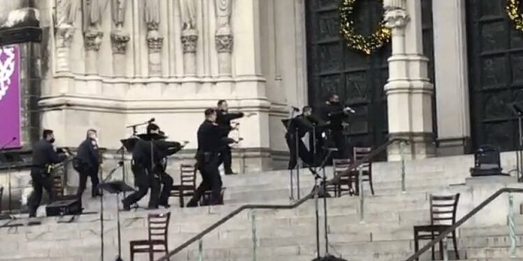 DETALjI PUCNjAVE U NjUJORKU: Napadač otvorio vatru na hor ispred crkve, policija uzvratila