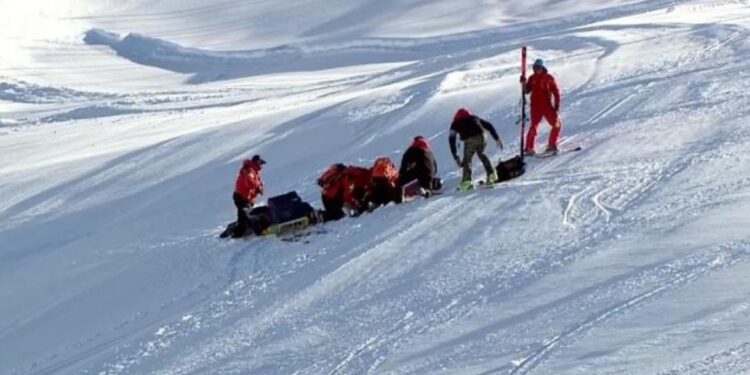 (VIDEO) Jeziv pad kanadskog skijaša u Val d’ Isereu: Alexander hitno helikopterom prevezen u bolnicu