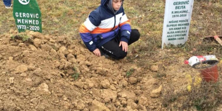 Dvanaestogodišnji dječak oprašta se od svog oca, a majku izgubio prije četiri godine