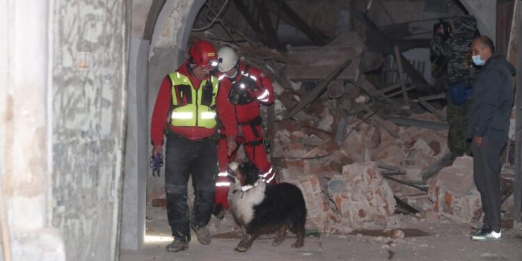 Tlo se još trese: Neizvjesna noć pred stanovnicima Petrinje, traga se za preživjelima, najmanje sedam žrtava