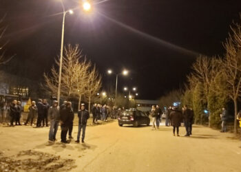 Neizvjesna noć za Bišćane: Dežuraju ispred “Bire”, ne žele migrante u centru grada