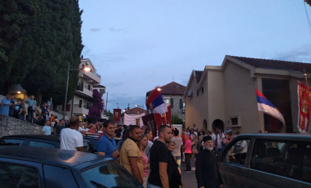 (VIDEO) DRAMATIČNO U HERCEG NOVOM: Sukob policije i učesnika auto litije