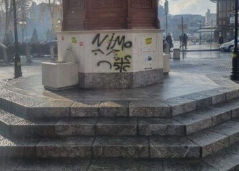 PROVOKACIJA U SRCU SANDŽAKA: ISCRTAN KRST I ČETIRI S NA SRED SEBILJA
