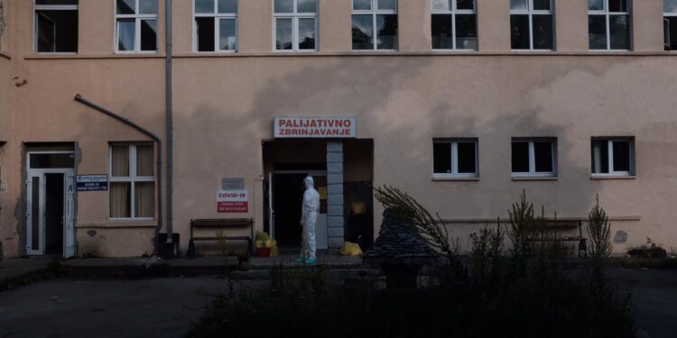 NOVI PAZAR: Preminuo jedan pacijent, još 11 hospitalizovanih