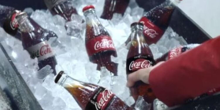 (VIDEO) POSLANIK AUSTRIJE UPALIO SVIJET: Testirao čašu kole na koronu, KOLA POZITIVNA!