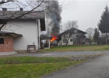PIJANI MUŠKARAC SUPRUGU NAPAO SJEKIROM, A ZATIM ZAPALIO ŠUPU