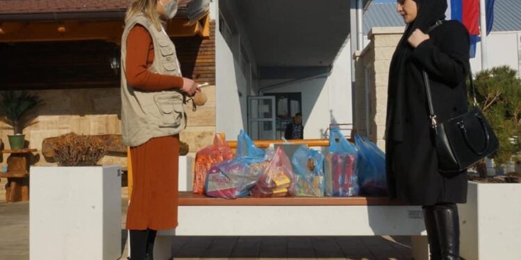 (FOTO) Organizacija žena SDA Novi Pazar posjetila je danas Centar za azil u Sjenici