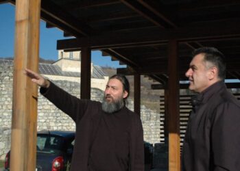 Biševac sa starješinom manastira Sopoćani nakon požara u blizini manastira