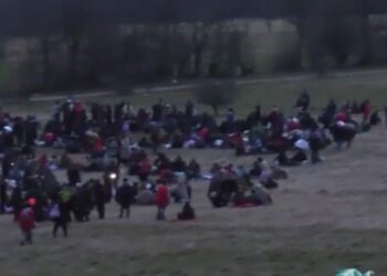 (VIDEO) UPRAVO: Policija spriječila silazak grupe od oko hiljadu migranata u Bihać – Snimili smo cijelu akciju