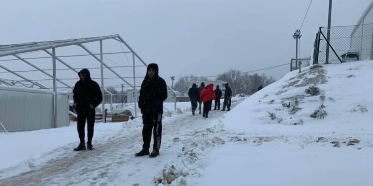 OSTAVILI SU NAS OVDJE DA UMREMO OD GLADI I HLADNOĆE: SNIJEG DODATNO OTEŽAVA USLOVE MIGRANTIMA U KAMPU LIPA