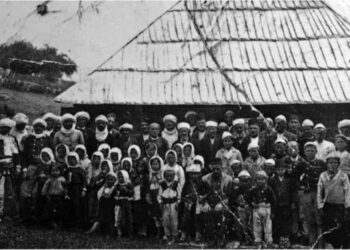 Ispred mekteba u Seošnici kod Rožaja; fotografija snimljena oko 1938/39.