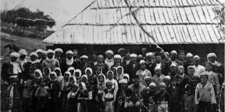 Ispred mekteba u Seošnici kod Rožaja; fotografija snimljena oko 1938/39.