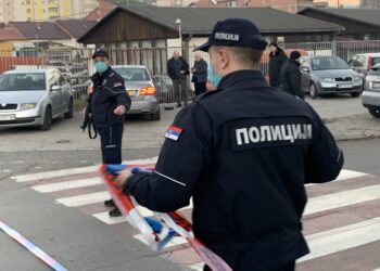 (FOTO) Epilog pucnjave ispred Policijske uprave: Žena upucana u grudi, muškarac u leđa