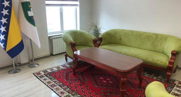 GANIĆ PREUZEO FUNKCIJU GRADONAČELNIKA VISOKOG: POGLEDAJTE KAKAV JE KABINET ZATEKAO