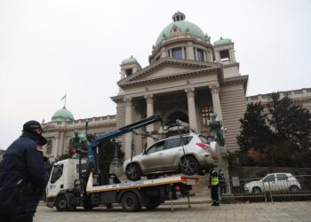 INCIDENT Kolima probio ogradu ispred Skupštine