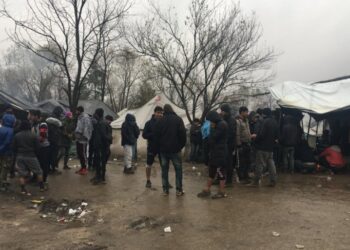 Neizvjesna noć 1359 migranata: Kiša dodatno pogoršala boravak na otvorenom