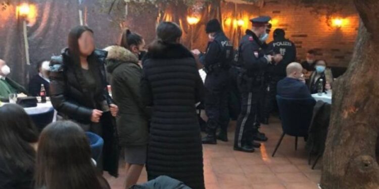 RASTURENA KORONA ŽURKA, NAPISANO 140 PRIJAVA! Bečka policija upala u balkanski restoran, tamo zatekli haos