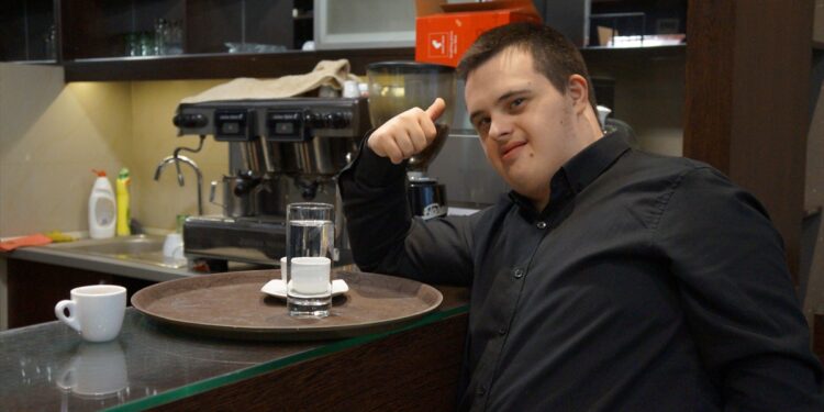 SVI ŽELE NA KAFU KOD BRNIČANINA: OMILJENI JE KONOBAR U NOVOM PAZARU