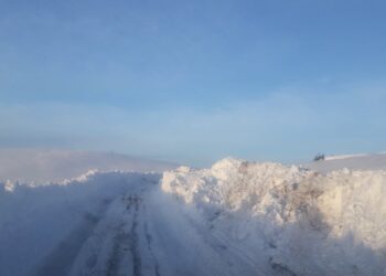 (FOTO) Sniježni nanosi blokirali Gornju Pešter