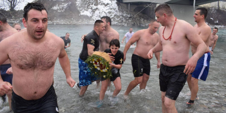I pored zabrane Beranci plivali, prvi do krsta stigao desetogodišnjak